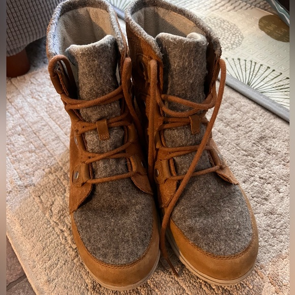 Sorel Tan and Gray Boots - Picture 2 of 4